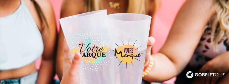 Deux main tenant chacun un gobelet