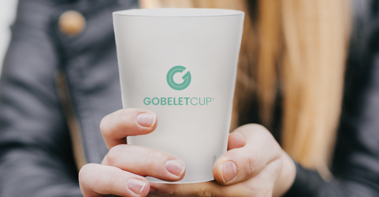 Femme tenant dans ses mains un gobelet personnalisé Gobelet Cup